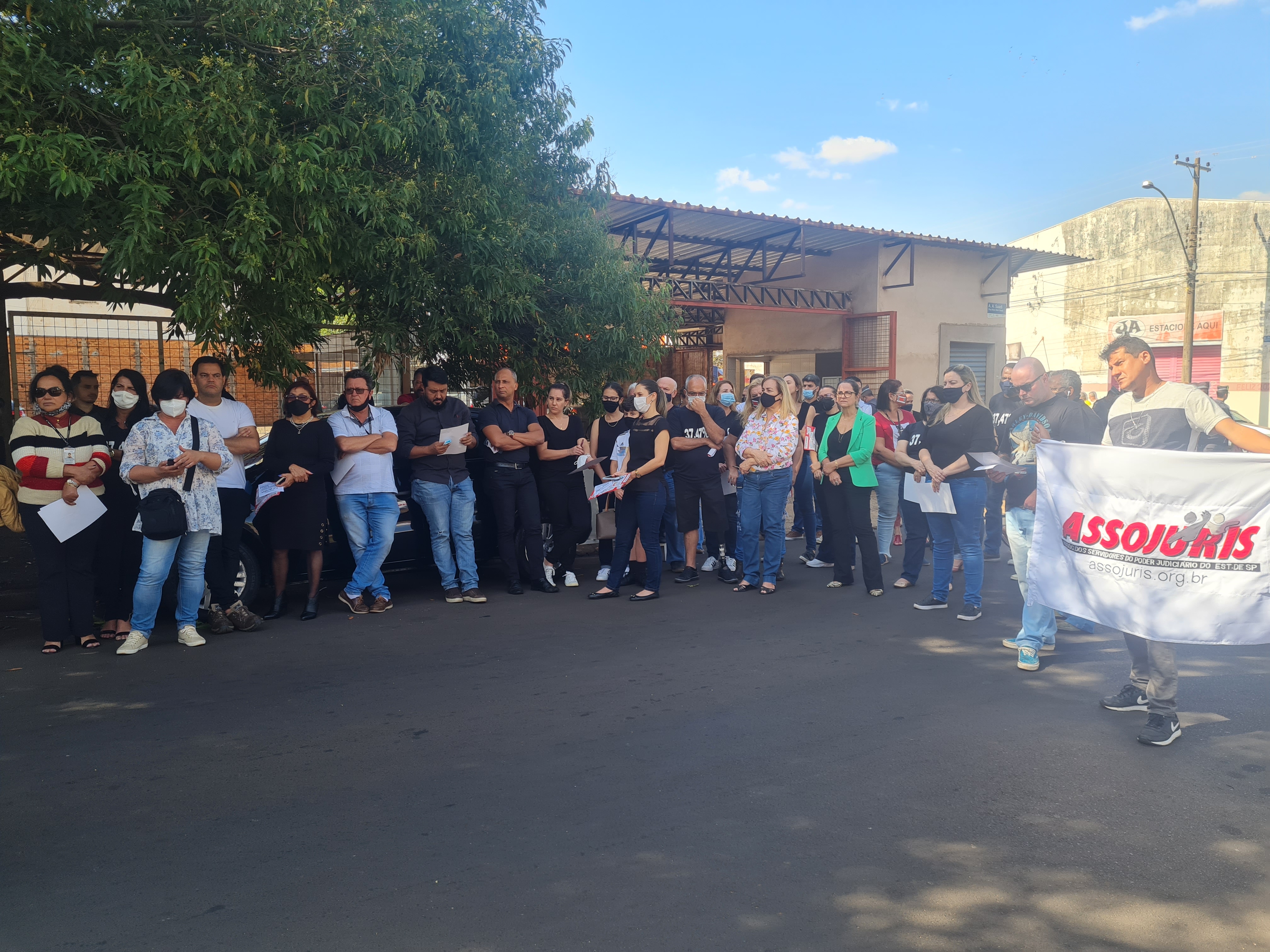 Servidores de Ribeirão Preto param a rua em frente ao fórum de Ribeirão Preto em ato