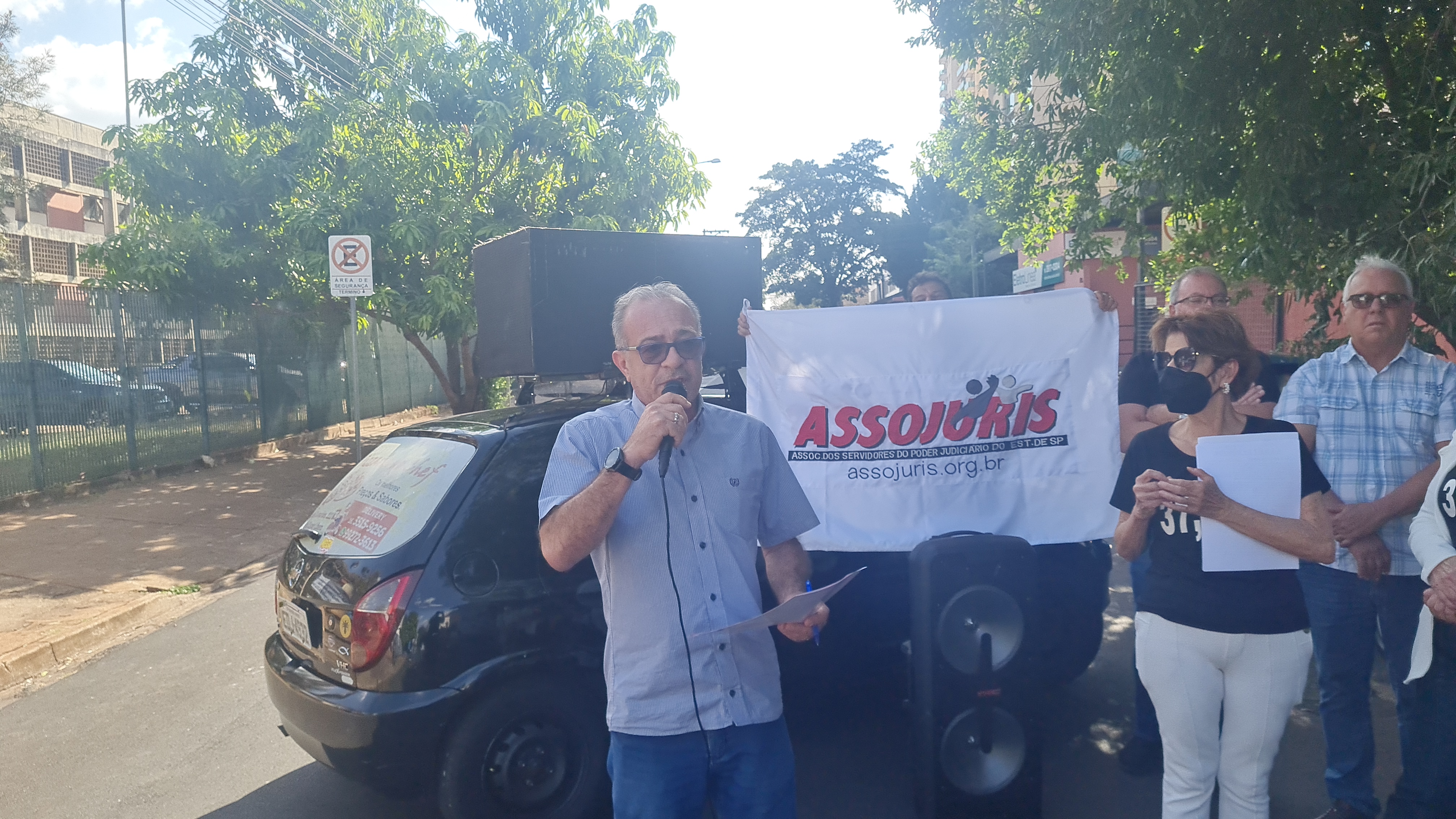 Servidores de Ribeirão Preto param a rua em frente ao fórum de Ribeirão Preto em ato