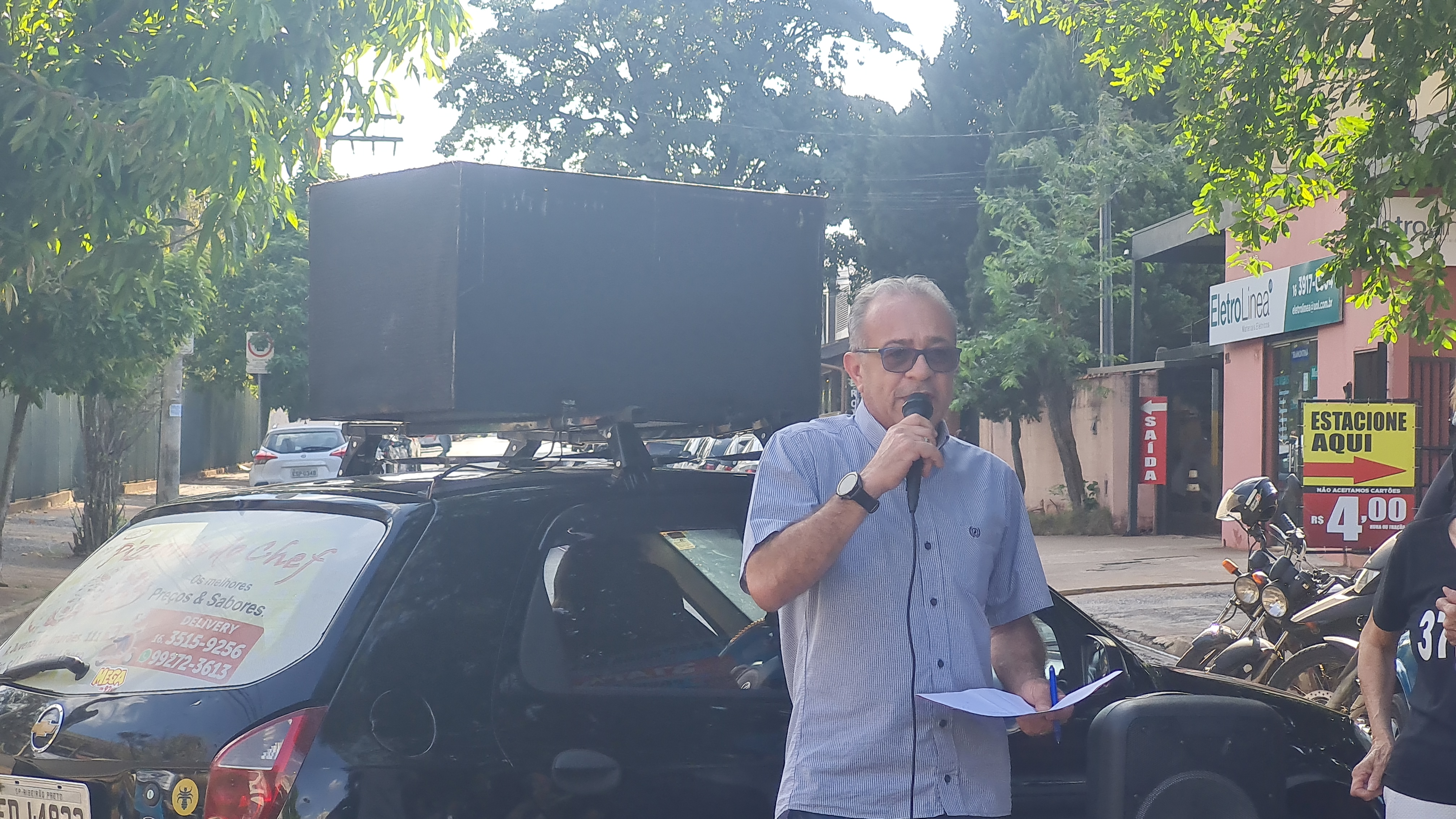 Servidores de Ribeirão Preto param a rua em frente ao fórum de Ribeirão Preto em ato
