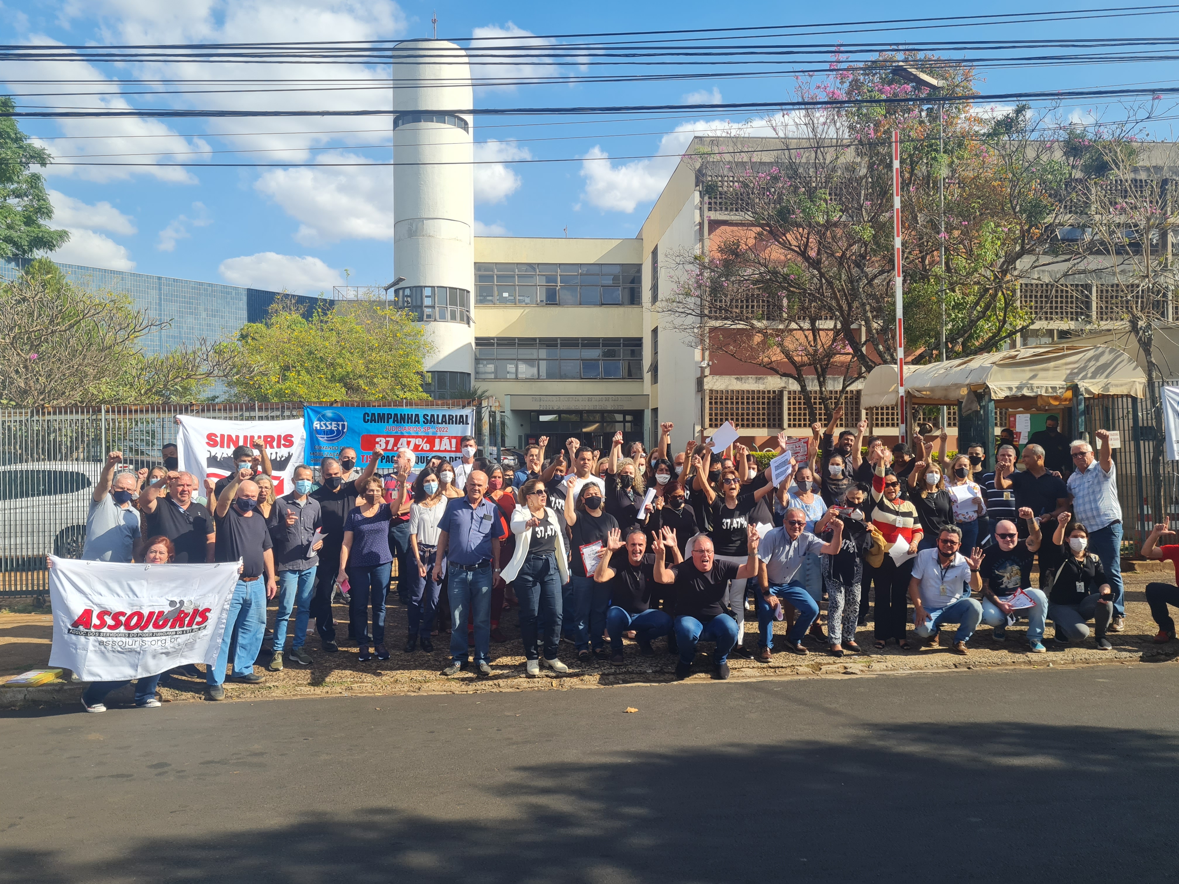 Servidores de Ribeirão Preto param a rua em frente ao fórum de Ribeirão Preto em ato