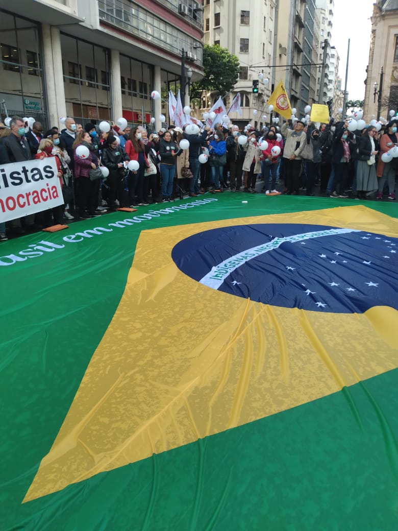 ASSOJURIS, SINJURIS e FENAJUD presentes no ato pela defesa da democracia