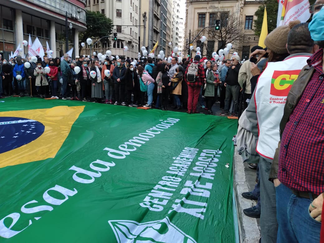 ASSOJURIS, SINJURIS e FENAJUD presentes no ato pela defesa da democracia