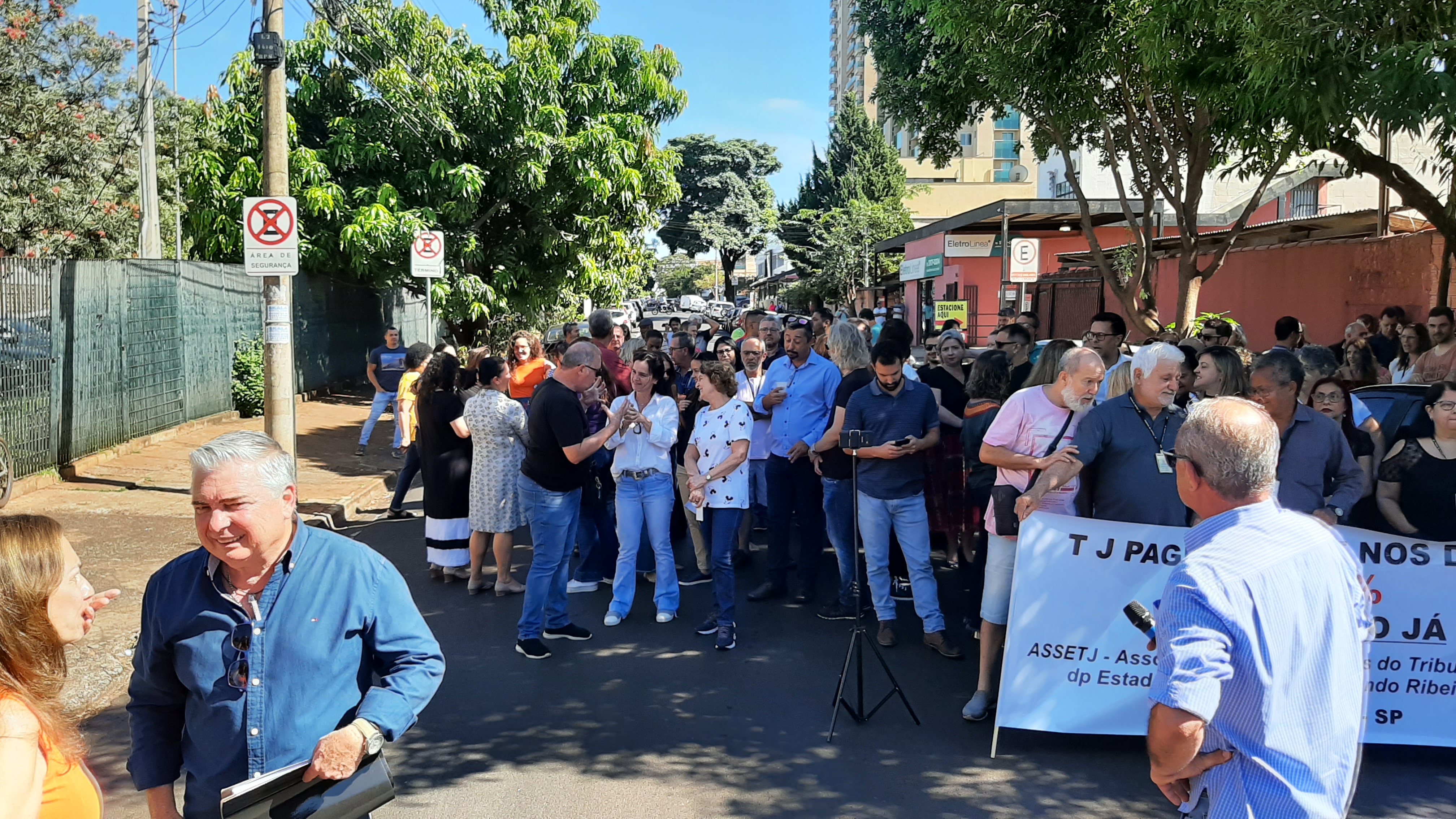 Ato de Ribeirão Preto reúne centenas de servidores – a indignação permanece.