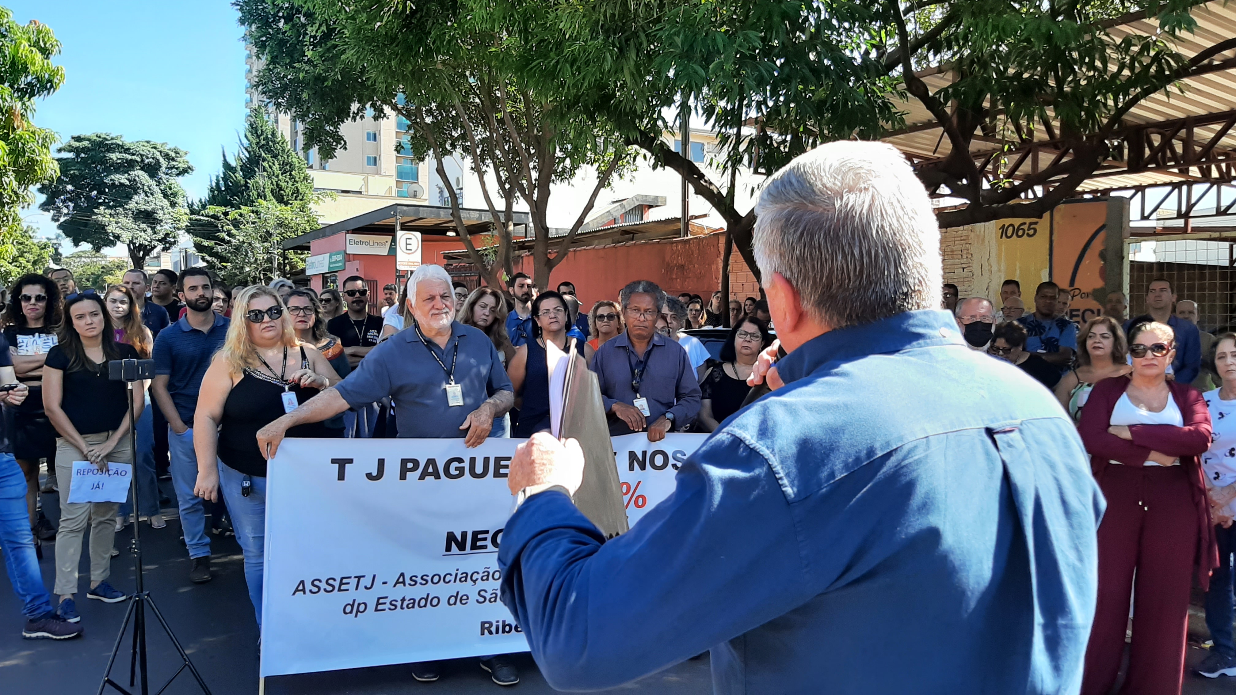 Ato de Ribeirão Preto reúne centenas de servidores – a indignação permanece.