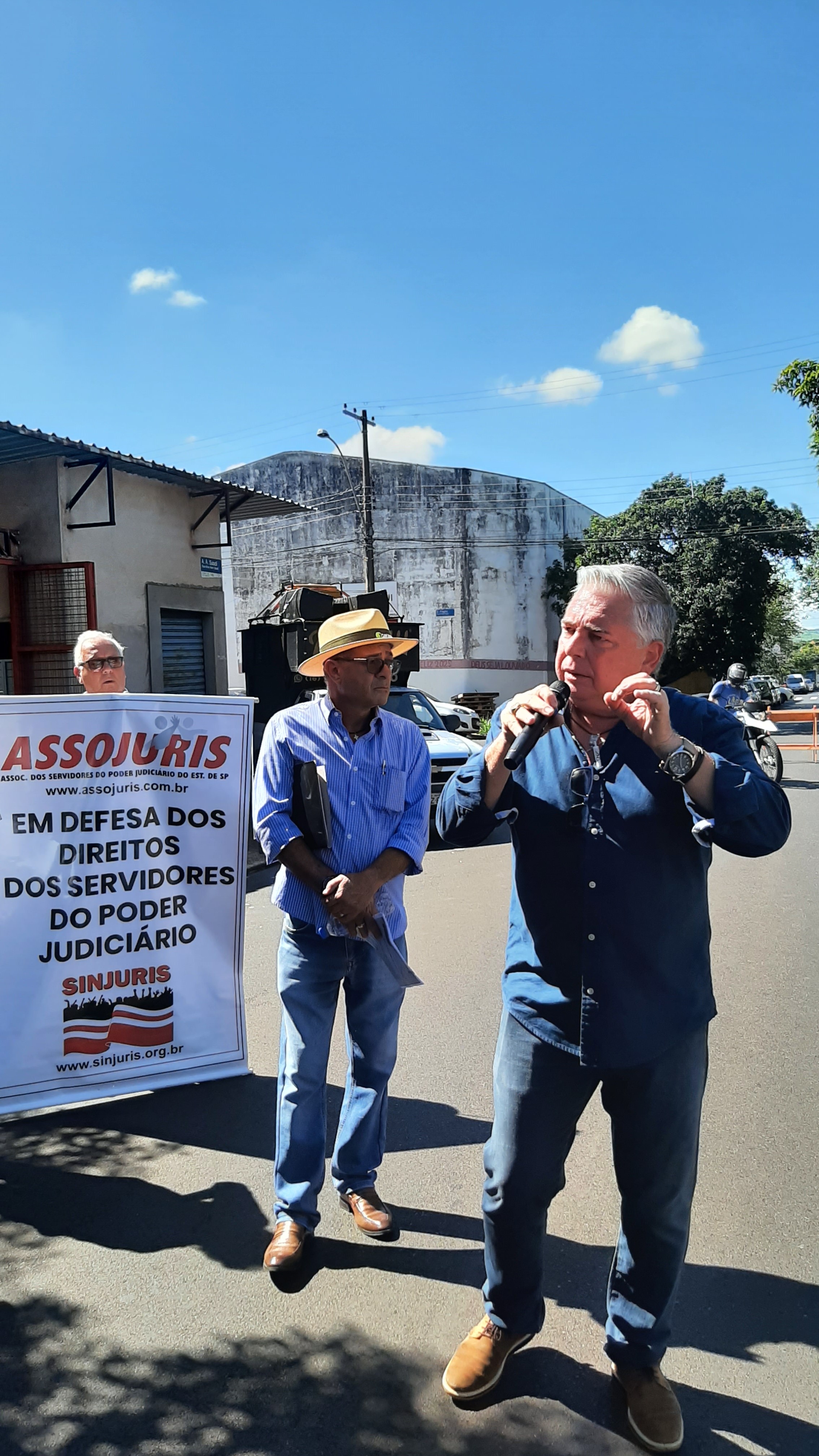 Ato de Ribeirão Preto reúne centenas de servidores – a indignação permanece.