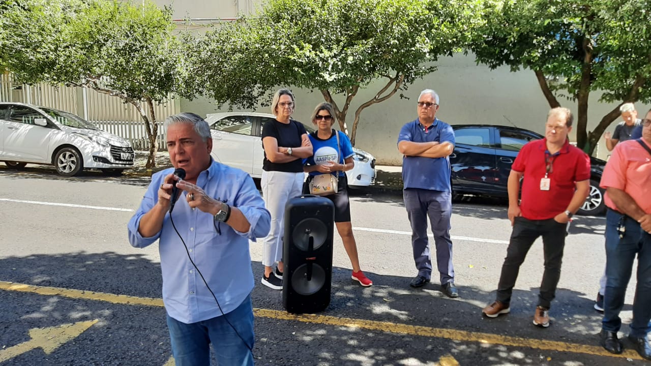 ASSOJURIS ORIENTA SERVIDORES – AUSÊNCIA DE CONTRAPARTIDA – GREVE DEVE SER A ALTERNATIVA