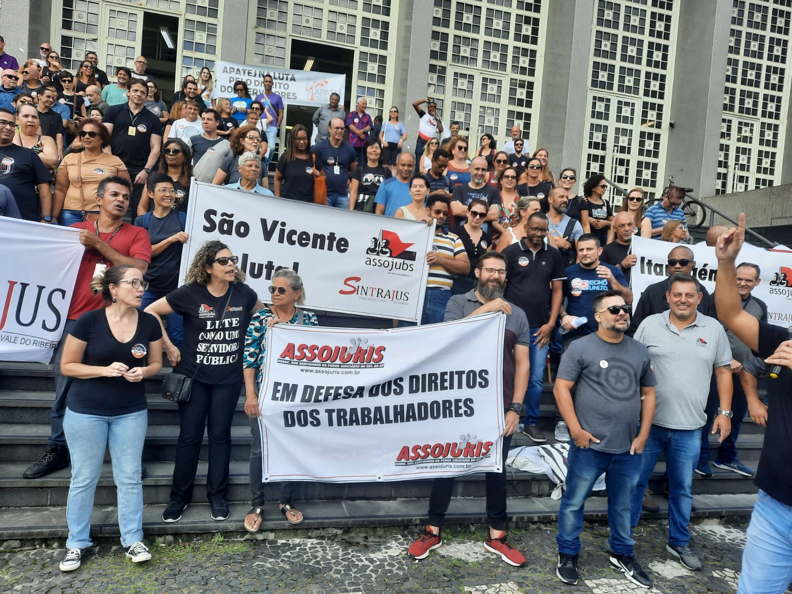 Servidores do fórum de Santos estão parados