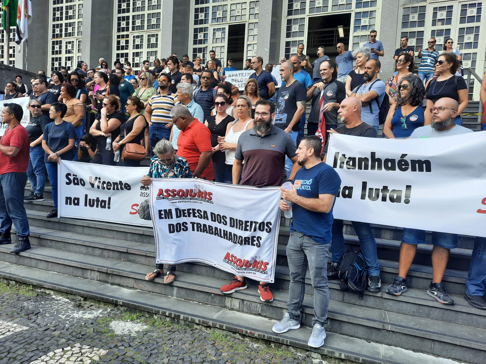 Servidores do fórum de Santos estão parados