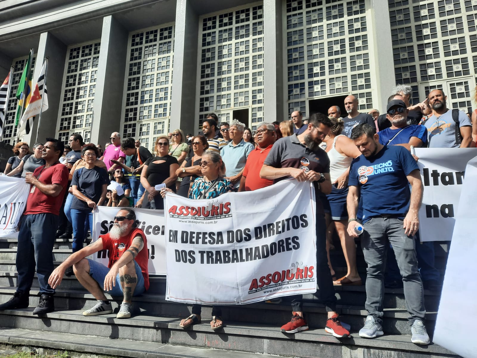 Servidores do fórum de Santos estão parados