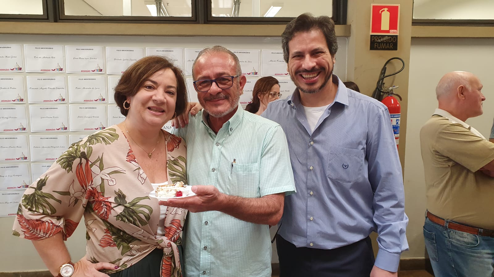 O TJ-SP pressiona e ameaça, enquanto servidores se unem e confraternizam
