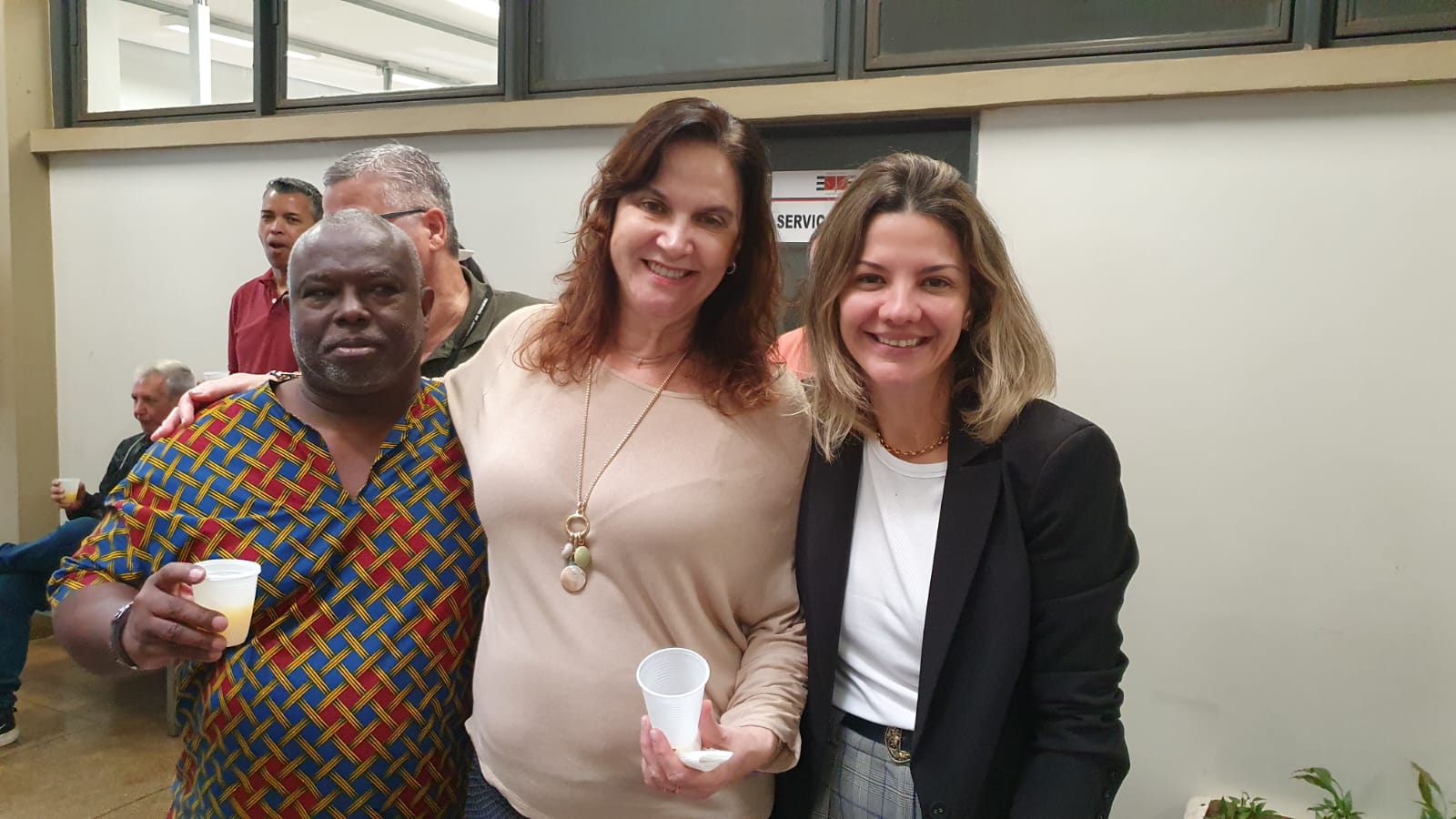 O TJ-SP pressiona e ameaça, enquanto servidores se unem e confraternizam