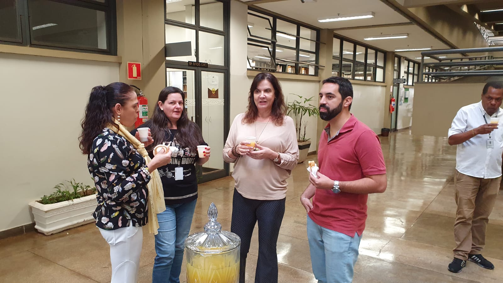 O TJ-SP pressiona e ameaça, enquanto servidores se unem e confraternizam
