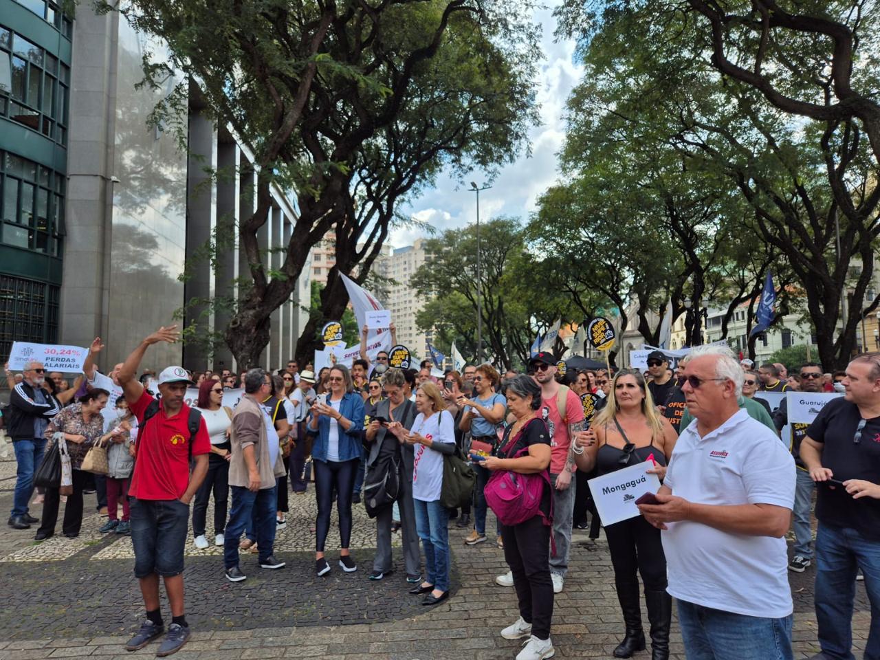 Judiciários Estaduais de São Paulo deflagram greve, por tempo indeterminado.