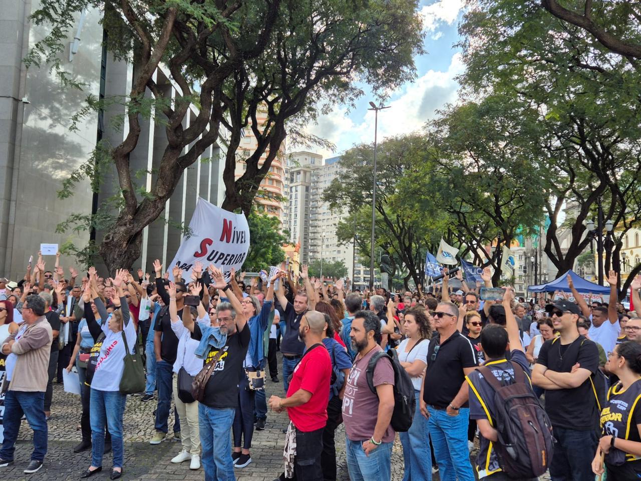 Judiciários Estaduais de São Paulo deflagram greve, por tempo indeterminado.