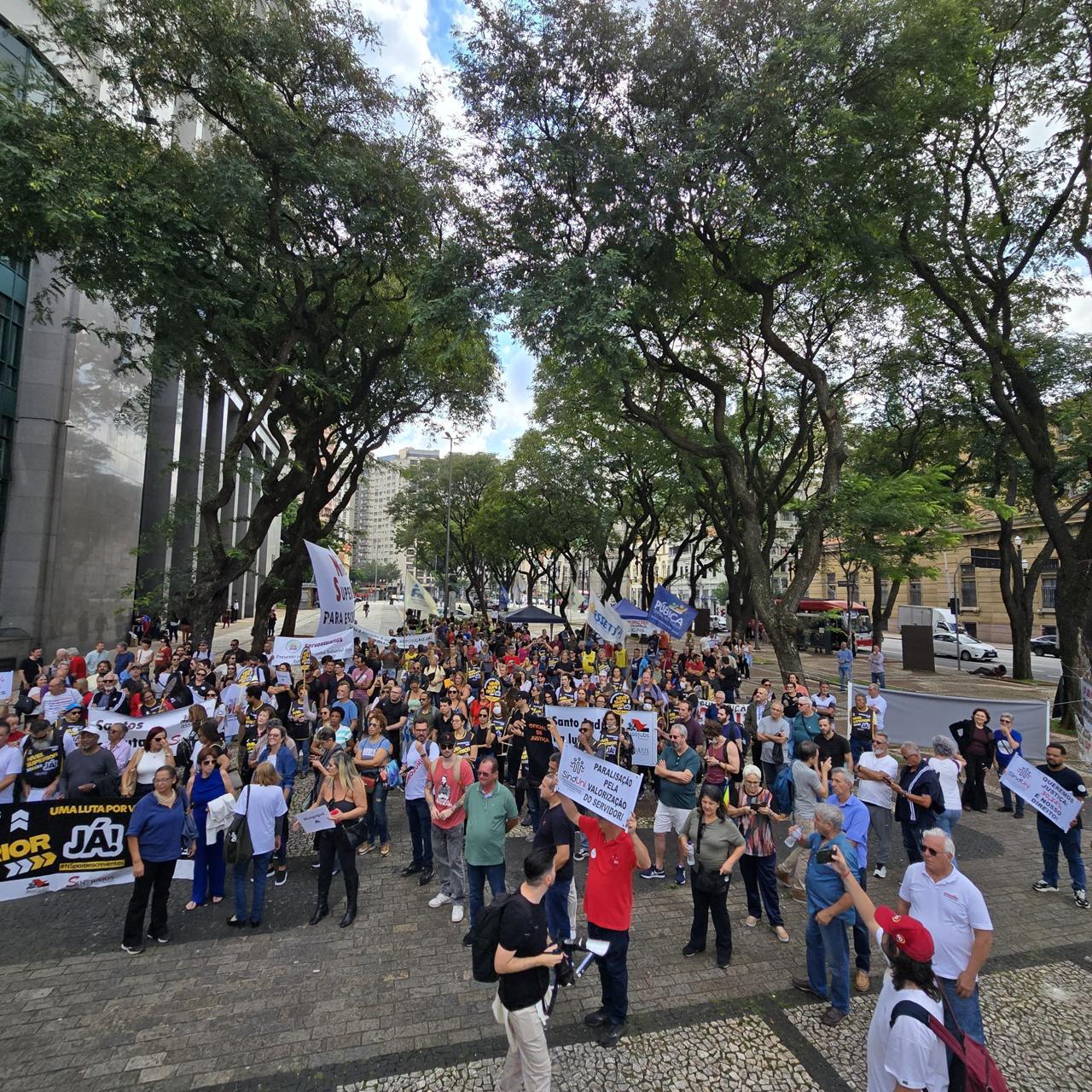 Judiciários Estaduais de São Paulo deflagram greve, por tempo indeterminado.