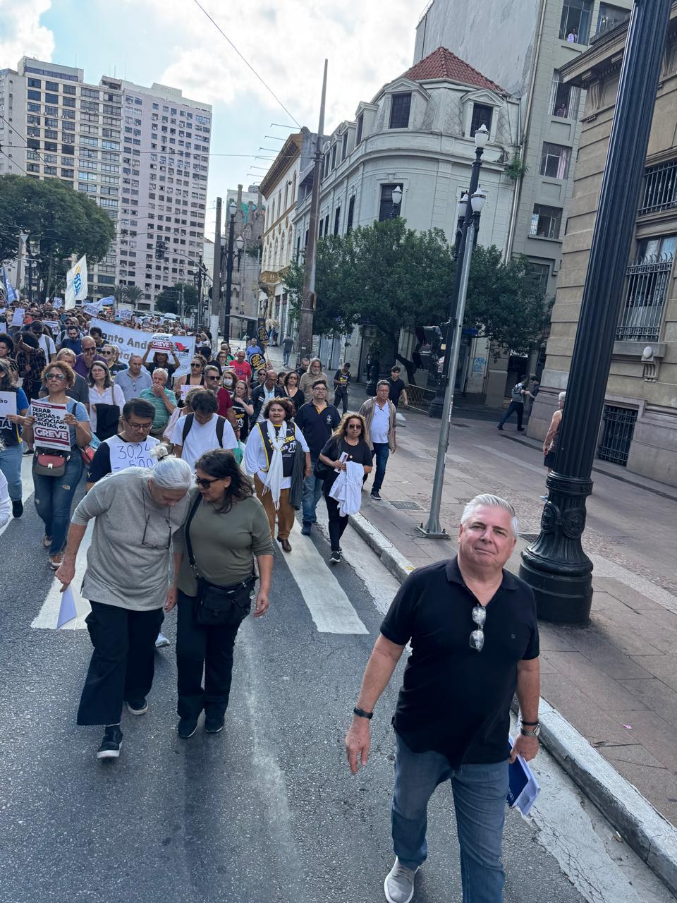 Judiciários Estaduais de São Paulo deflagram greve, por tempo indeterminado.