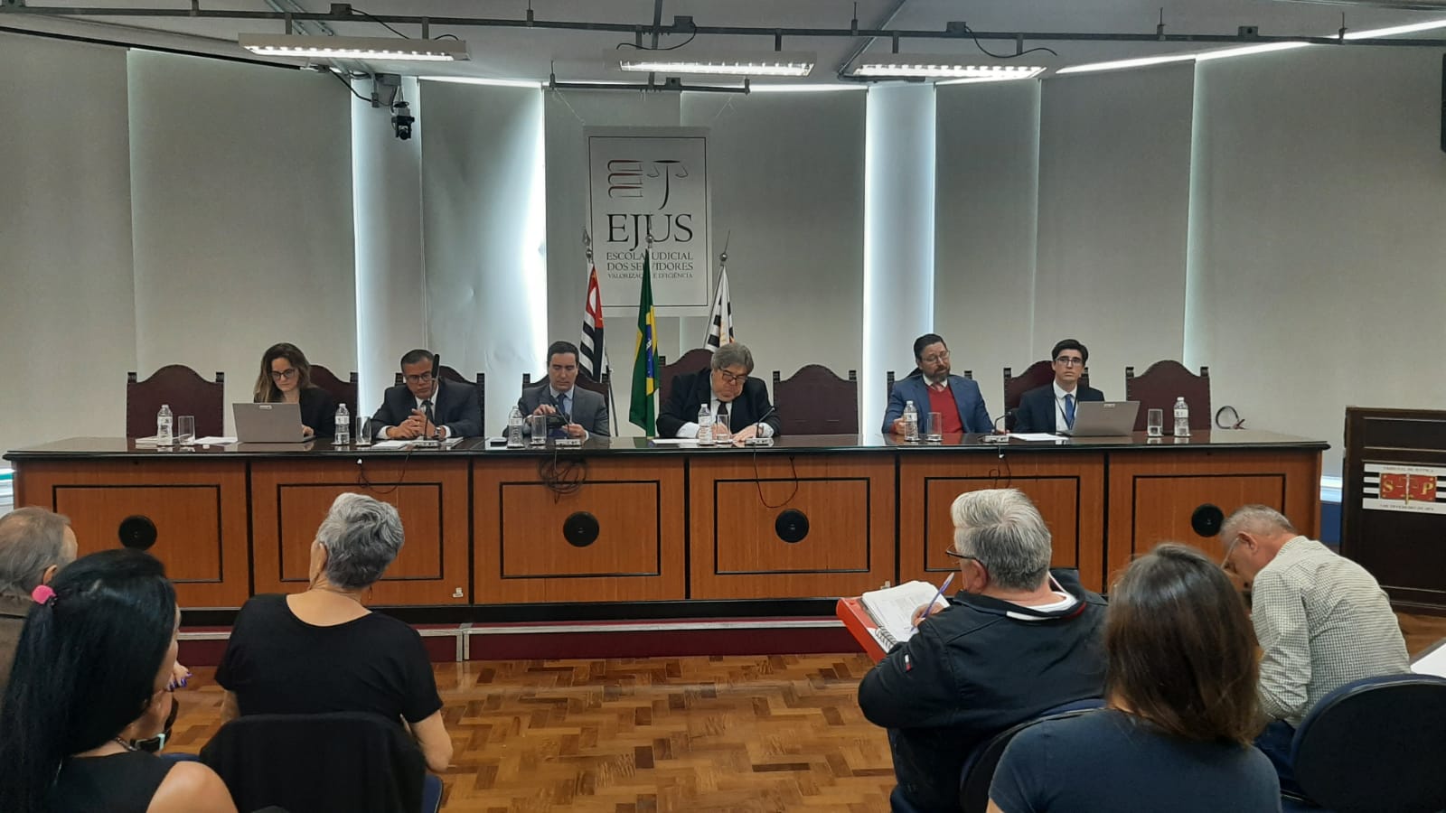 Servidores lotam Praça João Mendes e TJSP Lança Proposta no 15º Dia de Greve para Suspender Movimento Paredista
