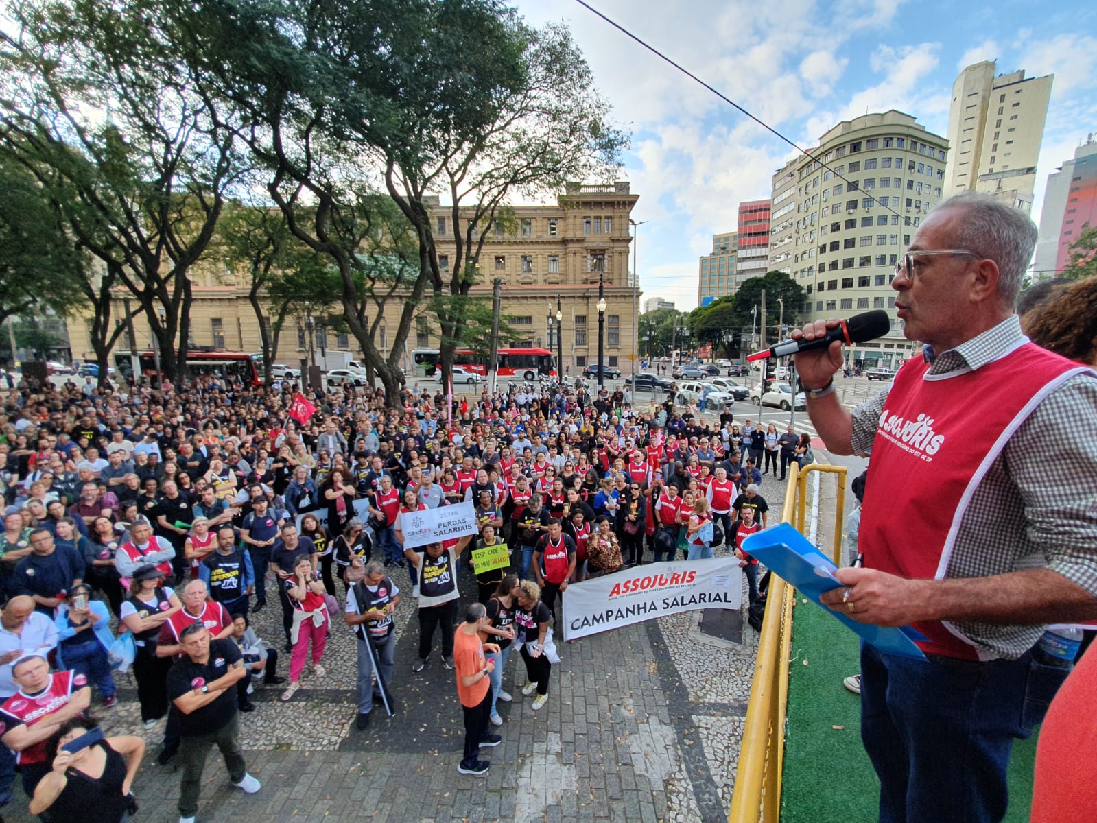 Servidores lotam Praça João Mendes e TJSP Lança Proposta no 15º Dia de Greve para Suspender Movimento Paredista